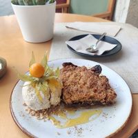 Apple crumble. Sweet sin at Alubia plant power in Mallorca