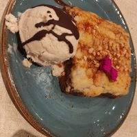 Apple crumble with ice cream at Alubia plant power in Mallorca