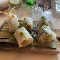 Heerlijk voorgerecht, loempia met rauwkost en heerlijke vegan dressing.  at Nomad Hotel in Javea