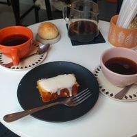 Nessa foto, pedimos um café mais cítrico, eu, um pedaço de bolo vegano, e minha amiga, um pão de queijo (não vegano) at Manana Cafés in Curitiba