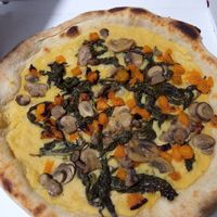Pizza con crema di ceci, friarelli, zucca e funghi at Gulliver Pizzeria da Asporto in Pescantina