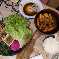 Tteokbokki (sin huevo y pescado) y tofu ssam at Mr Ho in Buenos Aires