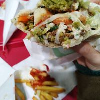 The pita with extra hummus and aubergine at Maoz - Xavier Privas in Paris