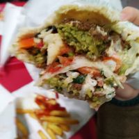 The pita with extra hummus and aubergine at Maoz - Xavier Privas in Paris