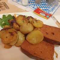 Veganer Leberkäse mit Bratkartoffeln at Brauhaus Tünnes und Schäl in Cologne