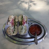 Halal bagel con queso crema vegano y salsa picante (carísimo $9300 😳) at Sheikob's Bagels in Buenos Aires
