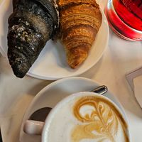 Cappuccino con latte di soia e croissant vegan (vuoti) at Oldì Coffee & Drink in Rho