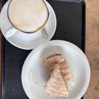 Mocca vegano e meio sanduíche vegano (perdão, não resisti)  at Castigliani Cafés Especiais in Recife