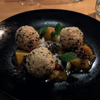 Dessert - Sesambällchen mit Vanilleorangen und Kakaonibs at Linde Restaurant in Heidelberg