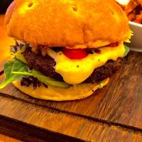 LA BIG QUEEN. Hamburguesa hecha con pan artesanal, en cama de lechuga, veganesa, carne vegal a base de semillas y leguminosas con plátano, pepinillos y se acompaña con camotitos a la francesa.  at Vanggie in Queretaro