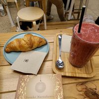 Smoothie with vegan croissant at La Fábrica de Huellas in Valencia
