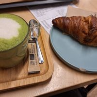 Matcha Latte y croissant vegano at La Fábrica de Huellas in Valencia