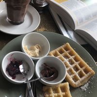 Vegane Waffeln & heiße Schokolade, beides sehr lecker!  at Fellfreunde Unser Hundecafe in Berlin