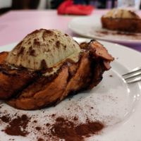 Torrijas con xeado de pistacho 🤤 at Utopía in A Coruna