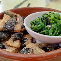 Pescaíto frito con wakame... 🤤 at Utopía in A Coruna