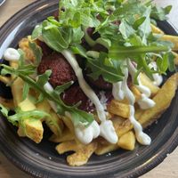 Rote-Beete-Hummus und Falafel Putine  at Farmers Fries in Busum