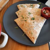 La mejor de todo las quesadillas son bien ricas at Gallo Santo in Barcelona