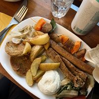 Grigliata contadina con salsicce, würstel e arrosto autoprodotti con l’utilizzo di legumi e cereali.  at ZEM Bistro in Bologna