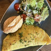 Israelisches Frühstück mit Omelette mit Feta-Pilz Füllung #Veganuary at Life Deli in Frankfurt