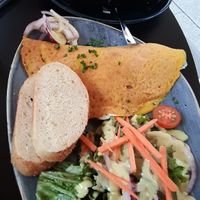 Frühstück um vier 🌺 at Life Deli in Frankfurt