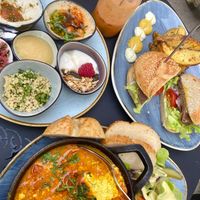 Tofu shakshuka, roast beef sandwich, breakfast platter with small plates at Life Deli in Frankfurt