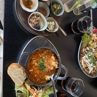 Frühstück. Sehr lecker und das ist wie Frühstück und Mittag zusammen. Tofu und Tomaten   at Life Deli in Frankfurt