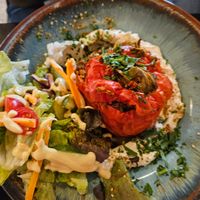 Gefüllte Paprika mit Beyond Meat & Salat at Life Deli in Frankfurt