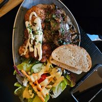 Beef scallopini in Pilzrahmsoße mit Salat at Life Deli in Frankfurt