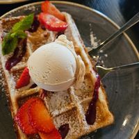 Waffel mit Haselnuss-Eis at Life Deli in Frankfurt