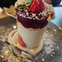 Erdbeer crumble at Life Deli in Frankfurt