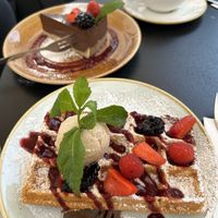 Vegane Waffel mit Haselnuss Eis und Früchten  at Life Deli in Frankfurt