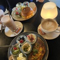 Brunch mit Egg drop und Omelette   at Life Deli in Frankfurt