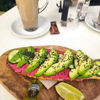 Tostada con hummus de remolacha, aguacate y pepino. Chao latte con leche de soja #Veganuary at Nostro Cafe Costa in Javea