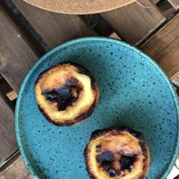 Uma delícia!! comi acabadinha de sair do forno e trouxe para casa. Dois dias depois e estava ainda delicioso! Durar dois dias, foi uma luta! Hehe  at A Padoca in Porto