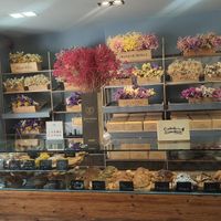 The arrangement of the dishes here is very beautiful at A Padoca in Porto