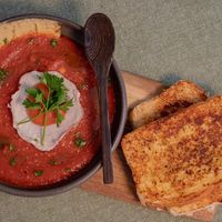 Shakshuka vegan com molho de tomate caseiro, “ovo” vegetal e húmus cremoso. Um brunch cheio de cor, sabor e alma plant-based. at A Padoca in Porto