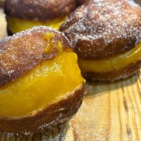 A nossa bola de Berlim — típica dos verões à beira-mar. Recheada com creme de “ovo” vegetal, crocante por fora, fofa e açucarada por dentro. at A Padoca in Porto
