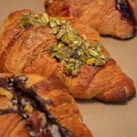 Os nossos croissants recheados são puro mimo: pistácio, “snickers”, kinder bueno, morango, creme de nata… ou simples, para os clássicos de coração. at A Padoca in Porto
