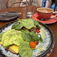 Avocado Toast mit Spinat & Pilzen (15€)  at A Padoca in Porto