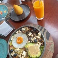 Paleo Bowl with fried egg, Croquette and fruit juice at A Padoca in Porto