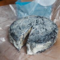 La texture est bouffante tout comme le goût. Attention, fromage fort, il faut vraiment aimer les fromages très affinés at Nut Grove Cheese in Montreal