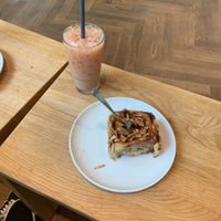 vegane Apfel Mandel Schnecke mit Iced Chai  at Zeit für Brot in Stuttgart