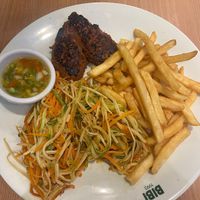 Hamburger do futuro, batata frita, espaguete de abobrinha, cenoura e palmito at Bibi 1993 in Rio De Janeiro