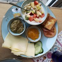 Das war das Frühstück in groß. Dazu gab es eine Scheibe Graubrot und ein Weizenbrötchen. at Café Helene in Recklinghausen
