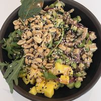 Tofu-Bowl mit Naturreis, Roten Zwiebeln, Edamame, Mango, Salat und Sesam-Sauce   at Ma'loa in Siegen