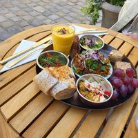 Veganes Frühstück mit verschiedenen Aufstrichen, Baguette, Frühstückskuchen, Trauben und Mangolassi at Annapurna in Passau