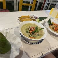 Grünes & rotes Curry, satay Tofu   at Samsen Center in Bangkok