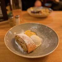 Apfelstrudel 
Serviert mit veganem Vanilleeis
 at Schnitzelei Wilmersdorf in Berlin
