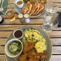 Vorne: Oyster, hinten: Sellerie  at Schnitzelei Wilmersdorf in Berlin