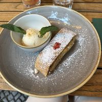 Veganer Apfelstrudel  at Schnitzelei Wilmersdorf in Berlin